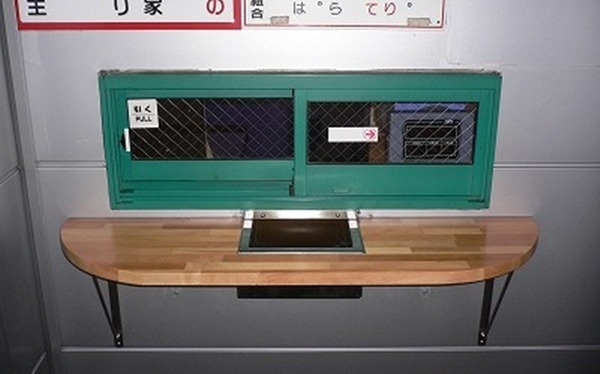 【悲報】丸見え男子トイレ、盗撮された上に蛙化現象まで起きて大馬鹿にされるｗｗｗ
 | やっちまった速報(最新記事1)