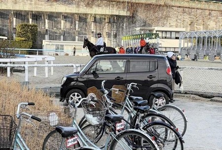 栗東トレセン内に一般の軽自動車が進入し暴走 関係者騒然 | 栗東トレセン内に一般の軽自動車が進入し暴走 関係者騒然 | やっちまった速報(画像20151813382925_2) 栗東トレセン内に一般の軽自動車が進入し暴走 関係者騒然 | 栗東トレセン内に一般の軽自動車が進入し暴走 関係者騒然 | やっちまった速報(画像20151813382925_2)