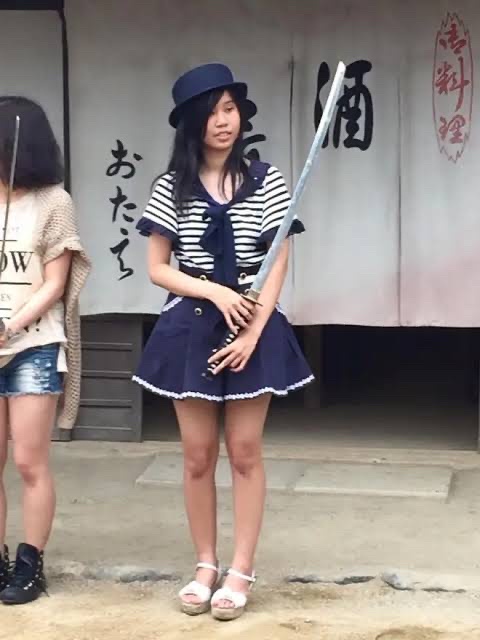 女「女にだけ日本刀の