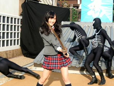 女「女にだけ日本刀の