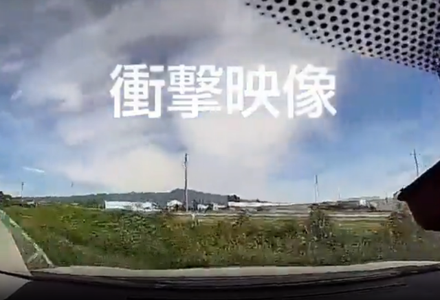 【動画】女さん、田舎道でバリケードをぶち破り川に落ちるｗｗｗｗｗ | 【動画】女さん、田舎道でバリケードをぶち破り川に落ちるｗｗｗｗｗ | やっちまった速報(画像23112445595890_2)