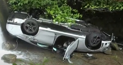 【朗報】100歳が運転の車、橋から転落し川底に転落するも無事・・・・・ | やっちまった速報(画像01191750969516_1)