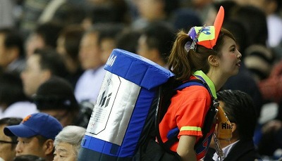 【速報】韓国のフェミニストに野球場のビール売り子が女性憎悪的だと指摘されるwwww | やっちまった速報(画像15202854506469_1) 【速報】韓国のフェミニストに野球場のビール売り子が女性憎悪的だと指摘されるwwww | やっちまった速報(画像15202854506469_1)