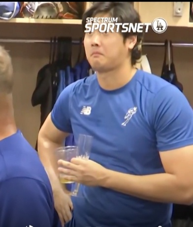 【動画】ドジャース一同「ロバーツ監督1000勝おめでとう！」ロバーツ「ありがとう！今思えば…(長話)」大谷翔平「(話長ぇよ…)」 | 【動画】ドジャース一同「ロバーツ監督1000勝おめでとう！」ロバーツ「ありがとう！今思えば…(長話)」大谷翔平「(話長ぇよ…)」 | 【動画】ドジャース一同「ロバーツ監督1000勝おめでとう！」ロバーツ「ありがとう！今思えば…(長話)」大谷翔平「(話長ぇよ…)」 | やっちまった速報(画像03080420964190_3)