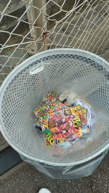 【悲報】付録のワンピースカードをむしり取られた少年ジャンプ、道ばたに捨てられまくってしまう…… | 【悲報】付録のワンピースカードをむしり取られた少年ジャンプ、道ばたに捨てられまくってしまう…… | 【悲報】付録のワンピースカードをむしり取られた少年ジャンプ、道ばたに捨てられまくってしまう…… | やっちまった速報(15120137209587_3)