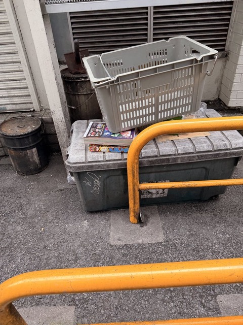 【悲報】付録のワンピースカードをむしり取られた少年ジャンプ、道ばたに捨てられまくってしまう…… | 【悲報】付録のワンピースカードをむしり取られた少年ジャンプ、道ばたに捨てられまくってしまう…… | 【悲報】付録のワンピースカードをむしり取られた少年ジャンプ、道ばたに捨てられまくってしまう…… | 【悲報】付録のワンピースカードをむしり取られた少年ジャンプ、道ばたに捨てられまくってしまう…… | やっちまった速報(15120137562490_4)