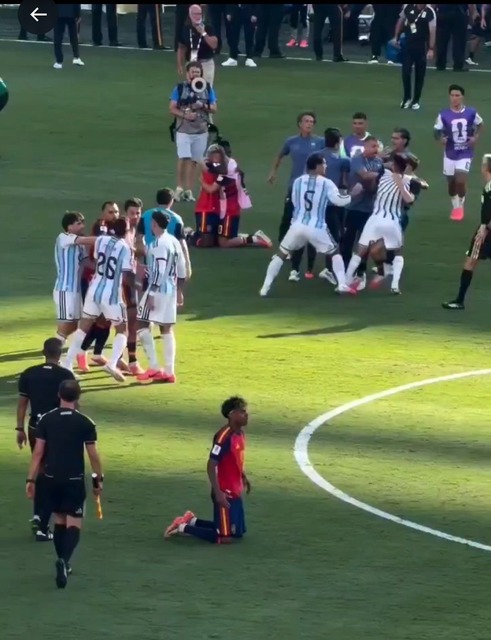 アルゼンチン「政治的なメッセージを主張！試合後乱闘！試合後のインタビュー全員でボイコット！」 | アルゼンチン「政治的なメッセージを主張！試合後乱闘！試合後のインタビュー全員でボイコット！」 | やっちまった速報(22105500154352_2)