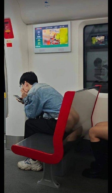 【動画】お前ら、電車内でチー牛と彼女がベロチューする姿に嫉妬勃ちｗｗｗｗｗｗｗｗ | 【動画】お前ら、電車内でチー牛と彼女がベロチューする姿に嫉妬勃ちｗｗｗｗｗｗｗｗ | やっちまった速報(25063529187797_2)
