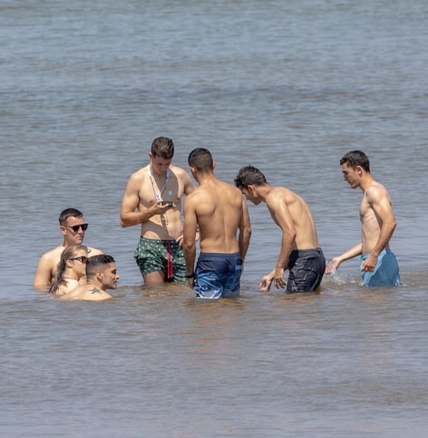 【画像】スペイン王女、ケツに水着を食い込ませながら屈強な男6人を引き連れ海水浴してるところを盗撮される | 【画像】スペイン王女、ケツに水着を食い込ませながら屈強な男6人を引き連れ海水浴してるところを盗撮される | 【画像】スペイン王女、ケツに水着を食い込ませながら屈強な男6人を引き連れ海水浴してるところを盗撮される | やっちまった速報(27220207861691_3)