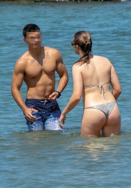【画像】スペイン王女、ケツに水着を食い込ませながら屈強な男6人を引き連れ海水浴してるところを盗撮される | 【画像】スペイン王女、ケツに水着を食い込ませながら屈強な男6人を引き連れ海水浴してるところを盗撮される | 【画像】スペイン王女、ケツに水着を食い込ませながら屈強な男6人を引き連れ海水浴してるところを盗撮される | 【画像】スペイン王女、ケツに水着を食い込ませながら屈強な男6人を引き連れ海水浴してるところを盗撮される | やっちまった速報(27220208225680_4)